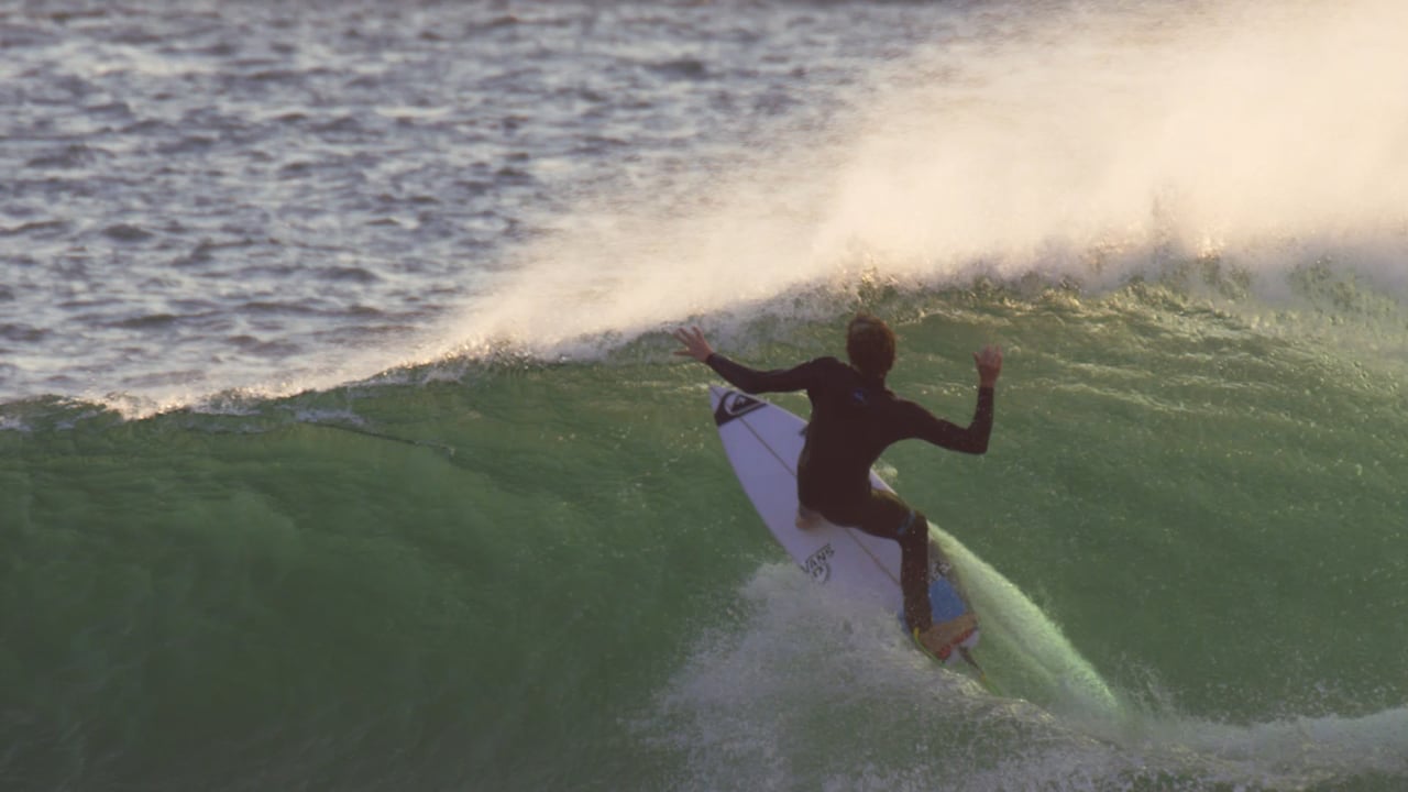 フランスのヌーディストビーチでコア・スミスがヌードサーフィンに挑戦 サーフィン動画ニュース World Surf Movies