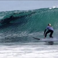 サーフィンコンテスト中にドロップイン!?その正体とは・・・