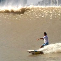 中国の河で発生するパーフェクトウェイブ@銭塘江