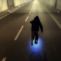 暗闇で光るスケートボード
