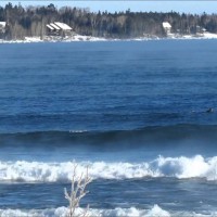 凍えるほど寒そうな湖でサーフィン@米スペリオル湖