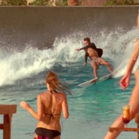 アラブでサーフィン？人工波がブレイクするウェイブプール「ワディ・アドベンチャー」