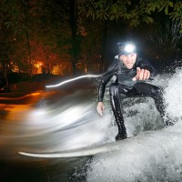 ミュンヘンには海がないのにウエット姿でボードを持ち歩くサーファー