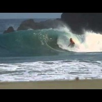 メキシコで昔と変わらぬスタイリッシュなサーフィンを見せるトム・カレン