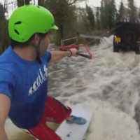 洪水した道路でサーフィン!?