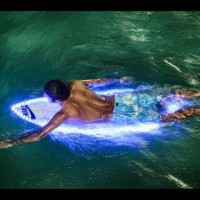 暗闇で光るサーフボード