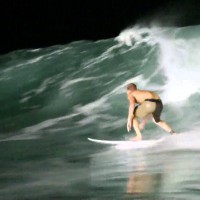 バリ島（インドネシア）クラマスでリゾート施設が行うナイトサーフィン