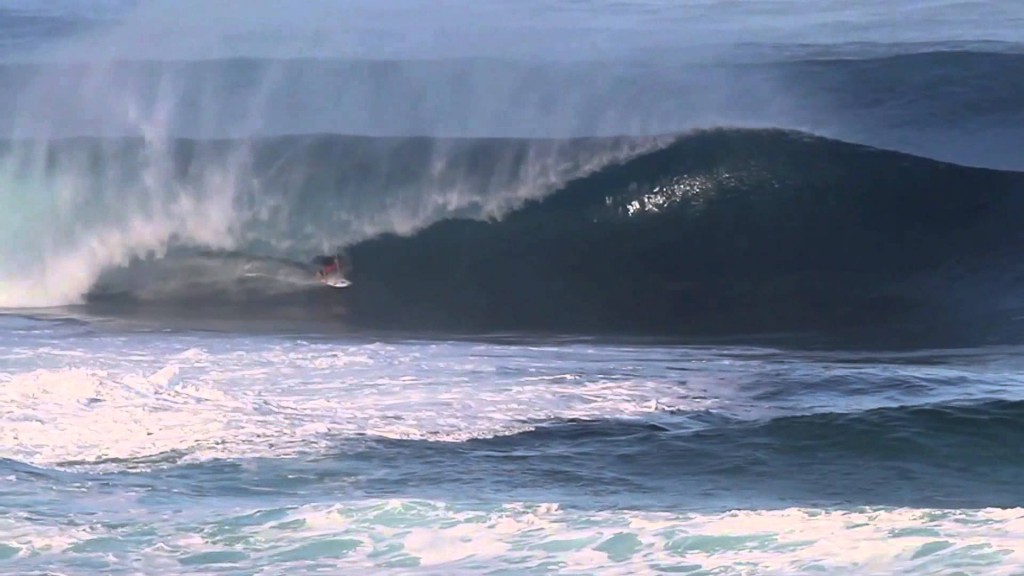 オアフ島ノースショアで2014年1月に誰がベストウェイブに乗ったのかを決める「Oakley Wave of the Winter January」