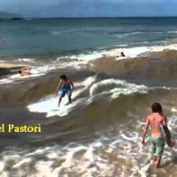 オアフ島ノースショアのワイメアで自力で作るリバーサーフィン