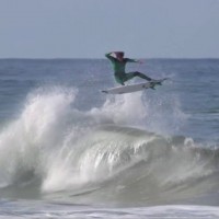 スタイリッシュにカリフォルニアの波を切り刻むコリー・ロペス