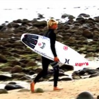 クラシックブレイクのリンコンでフリーサーフするコロヘ・アンディーノ