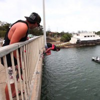 リーシュコードを使ったサーファー流バンジージャンプ?:マッド・ヒューイズ