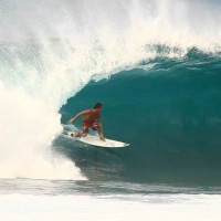 ノースショアでひたすらバレルに包まれるクリス・ワード