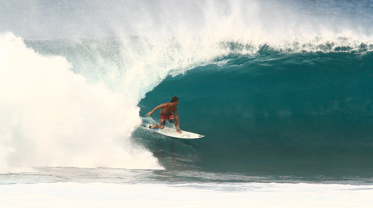 ノースショアでひたすらバレルに包まれるクリス ワード サーフィン動画ニュース World Surf Movies