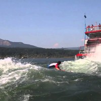 アメリカの国定景観区で景色を楽しみながらのボートサーフィン