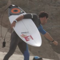 ケリーのボードをテストライドするジェレミー・フローレスinポルトガル