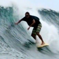 南太平洋に浮かぶ島で海と孤独に向き合うサーファー