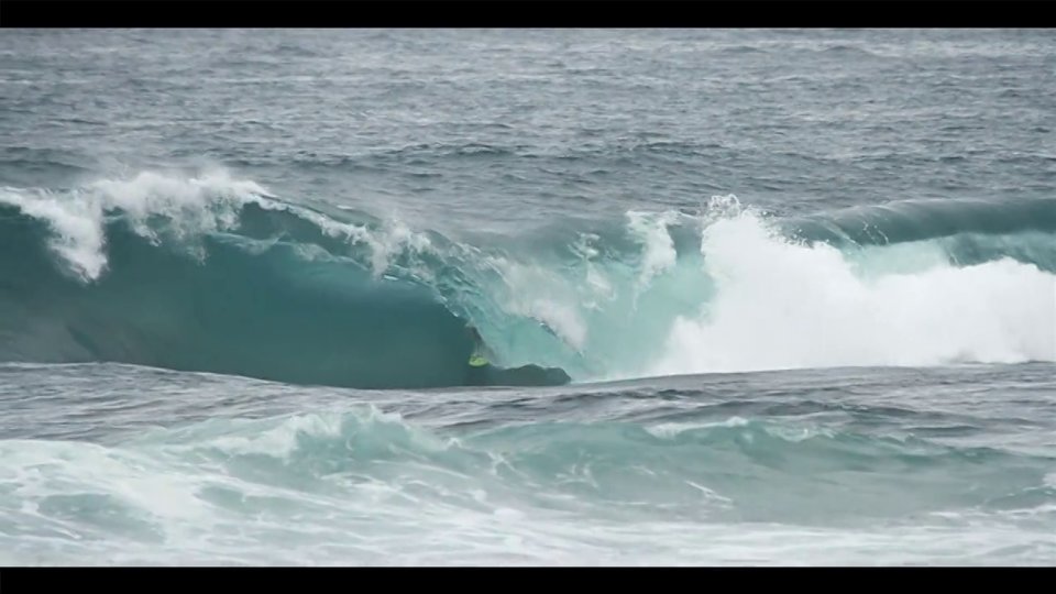 オーストラリア東海岸で癖のある波にチャージするケリー・スレーター
