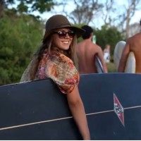 ボードペインティングに没頭する優雅な時間:アレクシス・スミス