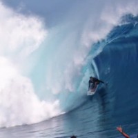 世界中のビッグウェイブを狙うアレックス・グレイの最新映像