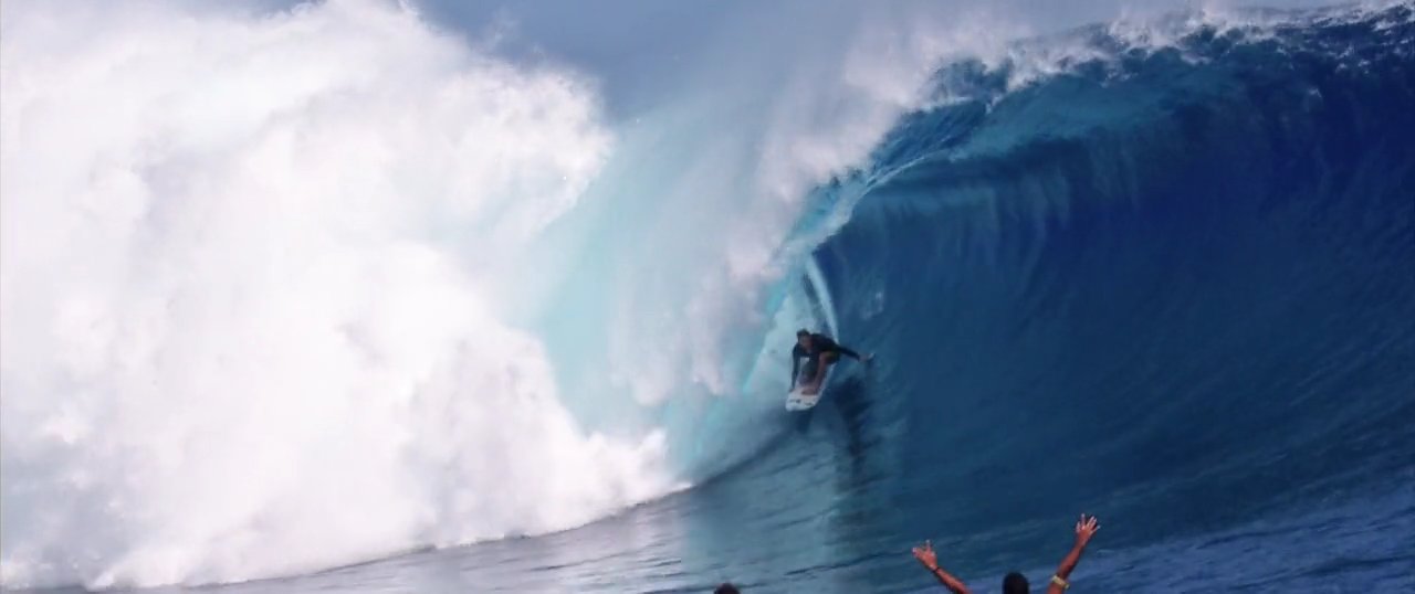 世界中のビッグウェイブを狙うアレックス・グレイの最新映像