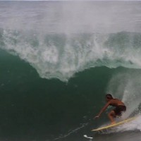 パナマのビーチブレイクバレルに果敢に突っ込むアレックス・ノスト&フォード・アーチボルド