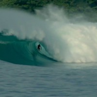 若きビッグウェイブサーファーのチャージ:ライリー・レイン