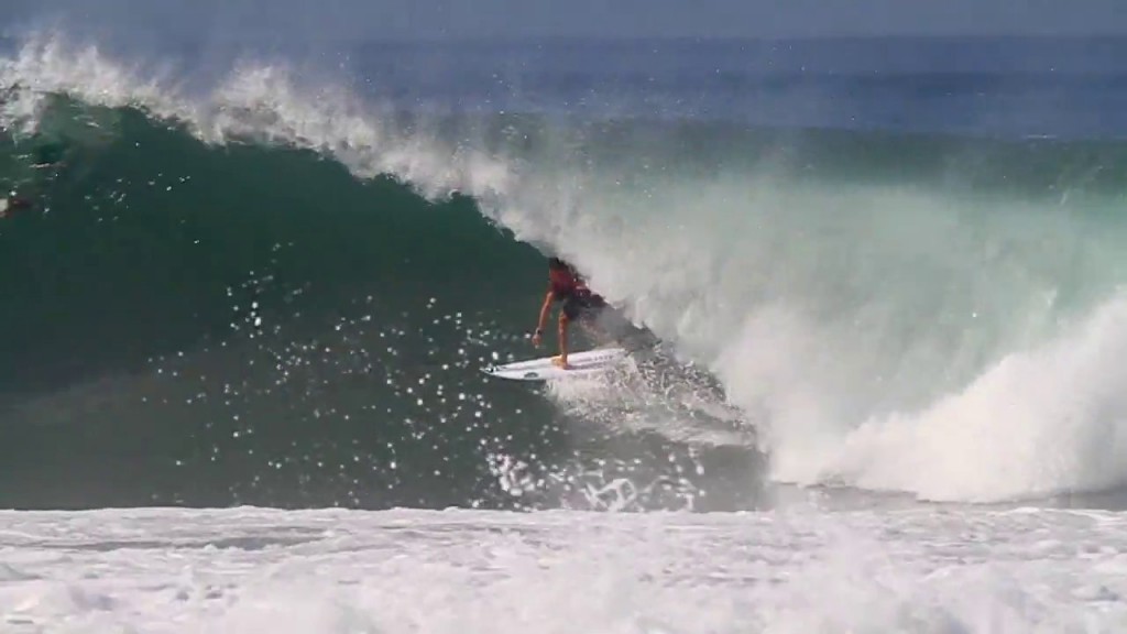 エンドレスサマーを実現しているアダム・ベネッツのバリ島サーフセッション