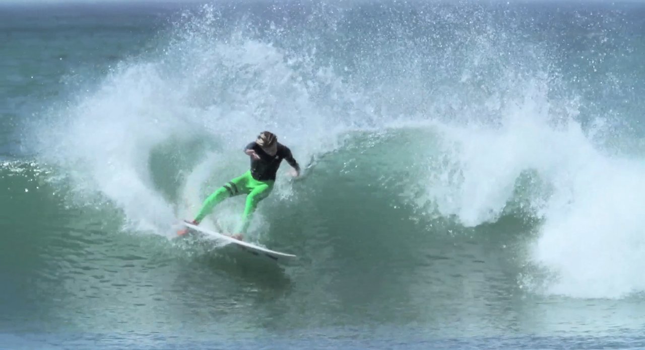 若くしてパワーサーファーとして成長するジェイク・マーシャル