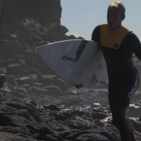 ダニエル・トムソンによる奇抜ボードでフリーサーフするスチュアート・ケネディ