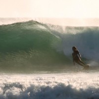 波に合わせたボードで中米の波を楽しむアレックス・ノスト