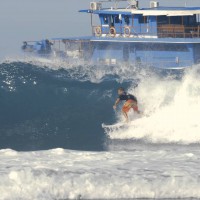 テロス（インドネシア）でフリーサーフするミッチ・クルーズ