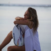 モルディブでバックサイドサーフィンを見せるサリー・フィッツギボンズ