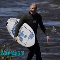 ノルウェーでリバーサーフィンを楽しむプロスノーボーダー