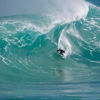 砂漠地帯のリーフでブレイクする分厚いリップのスラブ