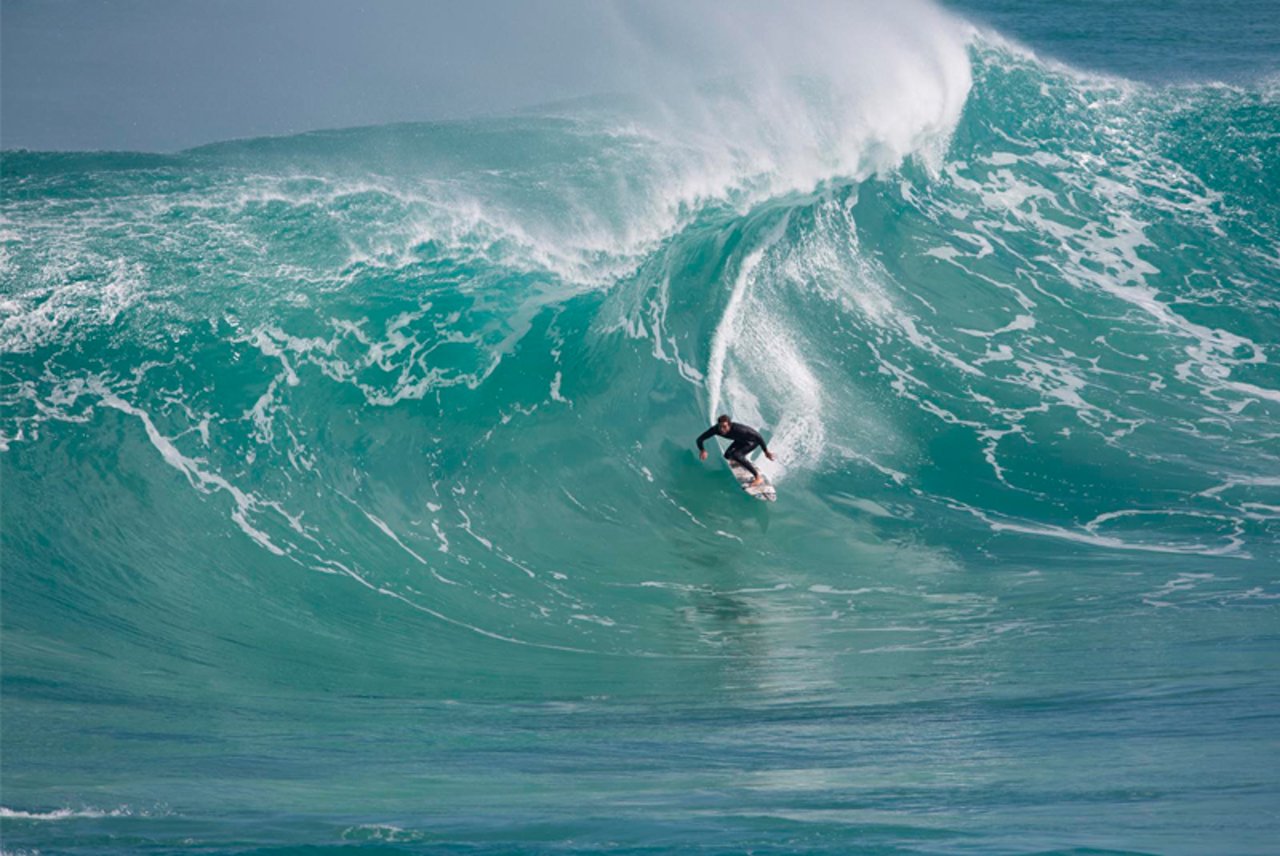 砂漠地帯のリーフでブレイクする分厚いリップのスラブ