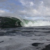 今シーズン最大級スウェルのシップスターンでローカルセッション
