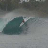 シーズン中のメンタワイでフリーサーフ:マテイア・イキリー