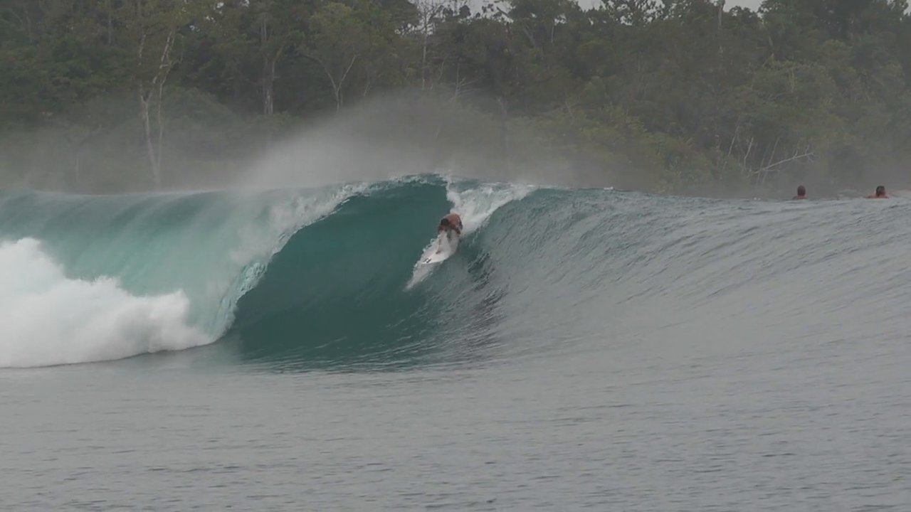 シーズン中のメンタワイでフリーサーフ：マテイア・イキリー