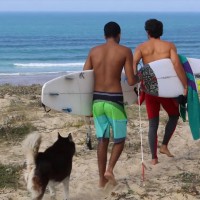 フランスで初サーフする盲目のプロサーファー:デレク・ラベロ