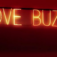 クリード・マクタガートのシグネチャーボード「ラブ・バズ」