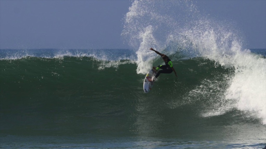 2014年度ワールドツアー最終戦を控えたサリー・フィッツギボンズのフリーサーフ