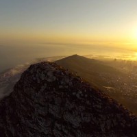 サーフィンや観光と魅力詰まったケープタウンを空撮するとサメの姿も