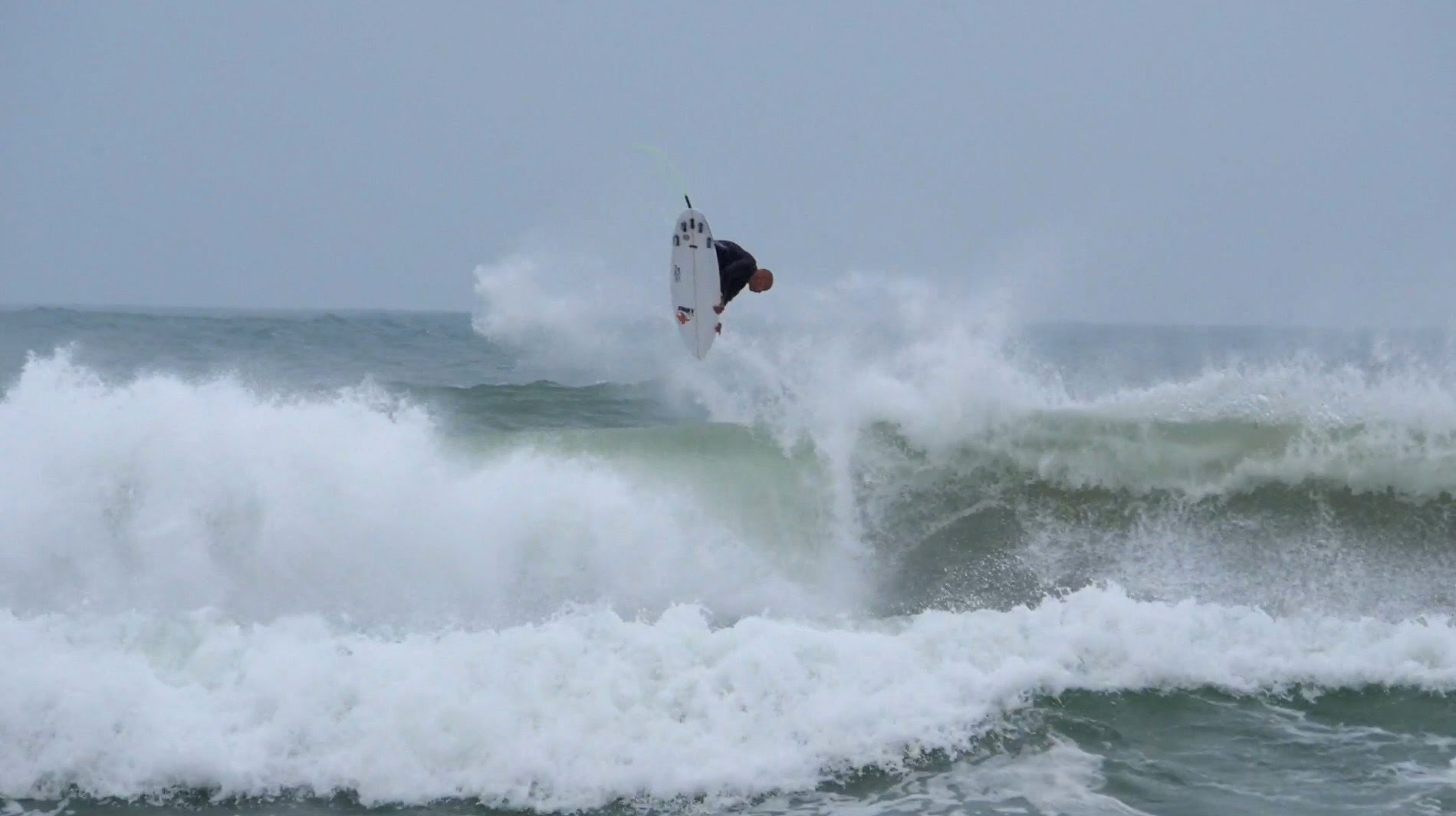 必見:ケリー・スレーターによるエアリバース540メイク映像