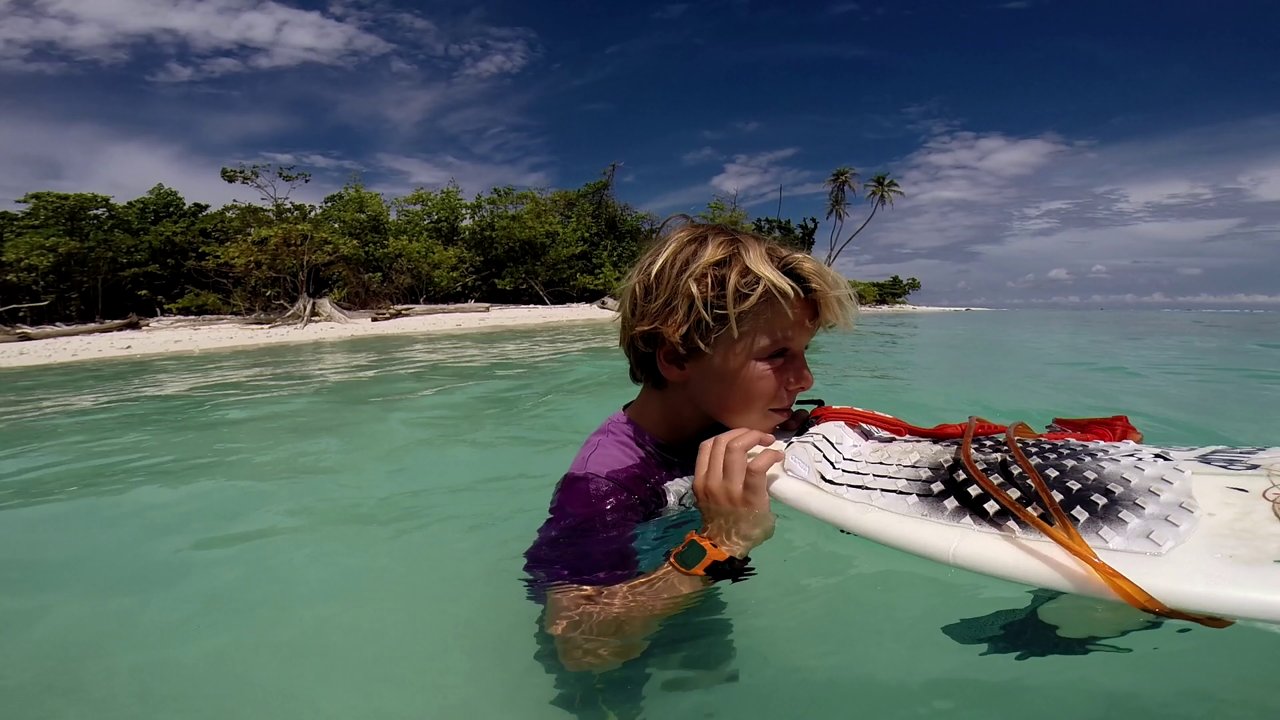 インドネシアやフランスでサーフする11歳のサーファー：キリアン・ゲリン