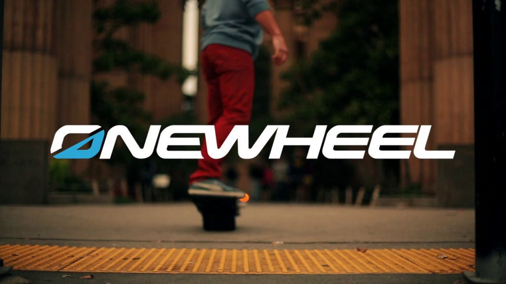 路上でサーフライクな気分を楽しめる電気スケートボード「ワンウィール（Onewheel）」