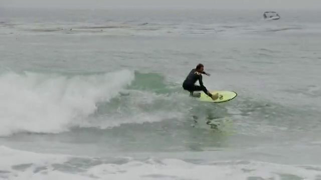 ビッグウェイブサーファーが見せるエアリアルサーフィン：ネイザン・フレッチャー