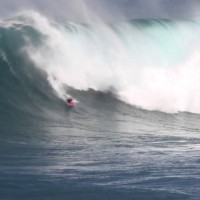 ボディボーダーによるジョーズでの信じられないチャージ映像