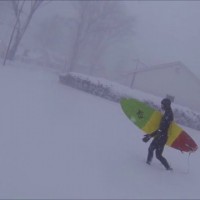 寒波に見舞われるアメリカのエリー湖でサーフィン