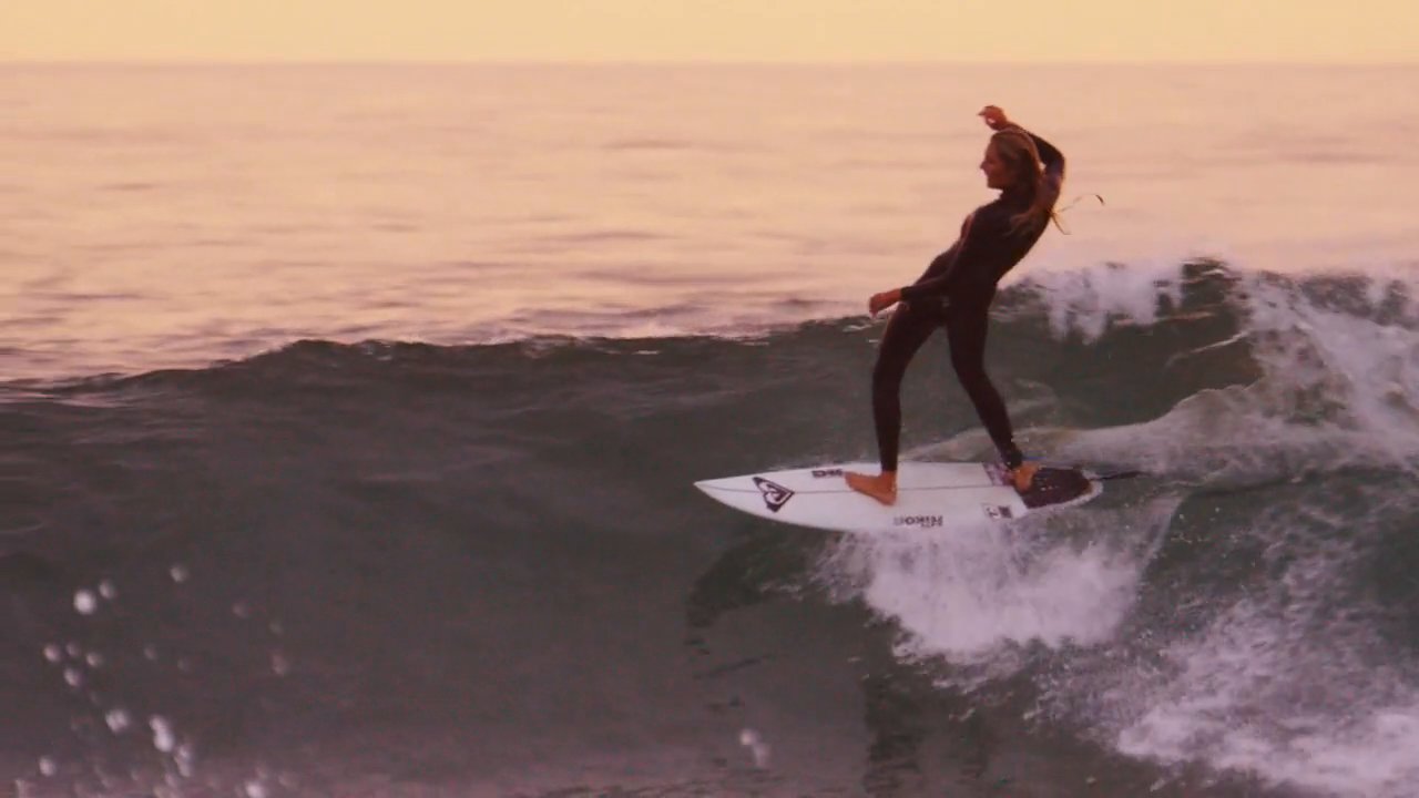 後ろ足のポジショニングが参考になるフリーサーフ映像:ステファニー・ギルモア